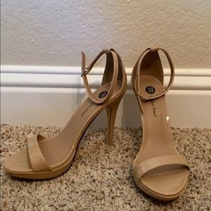 Michael Antonia nude patent leather heels